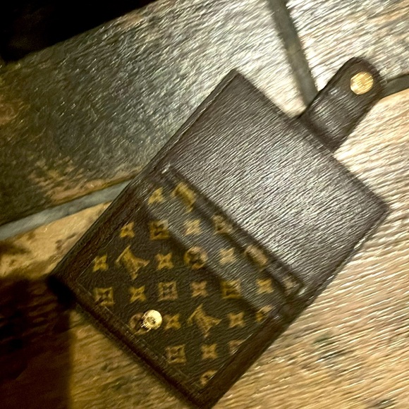 A small little cute wallet card holder - Picture 1 of 3